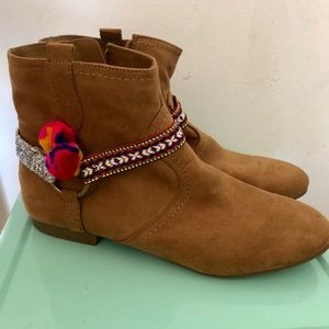 Indigo Rd Pom Glitter Booties- NWOT